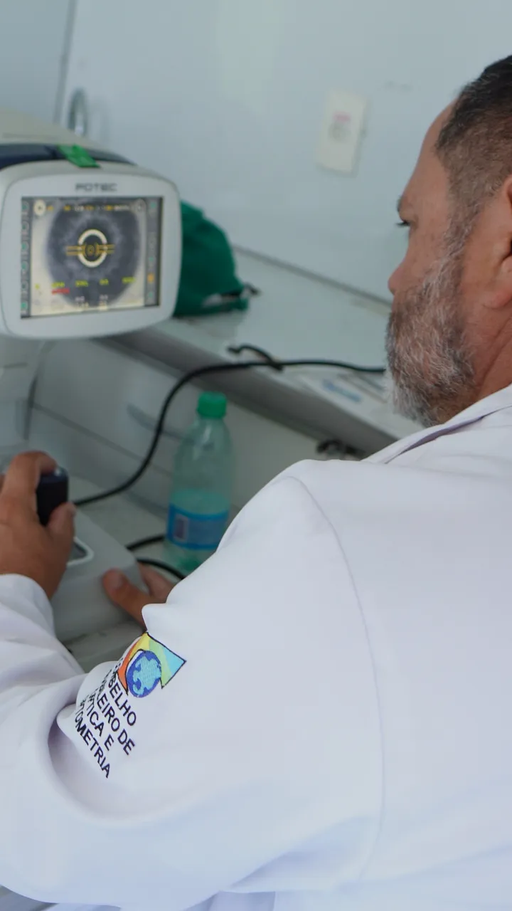 Profissional do Indicador Social atendendo paciente em campo